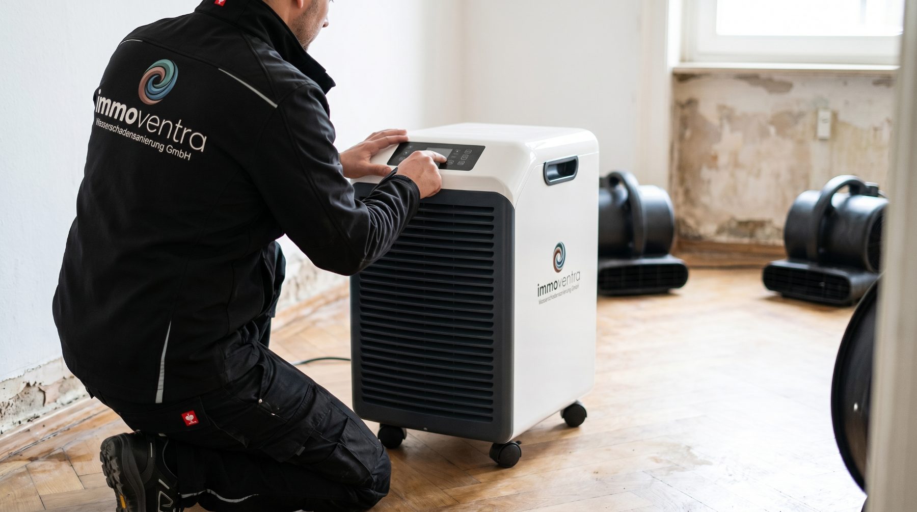 Immoventra Techniker startet einen Bautrockner in einer betroffenen Wohnung